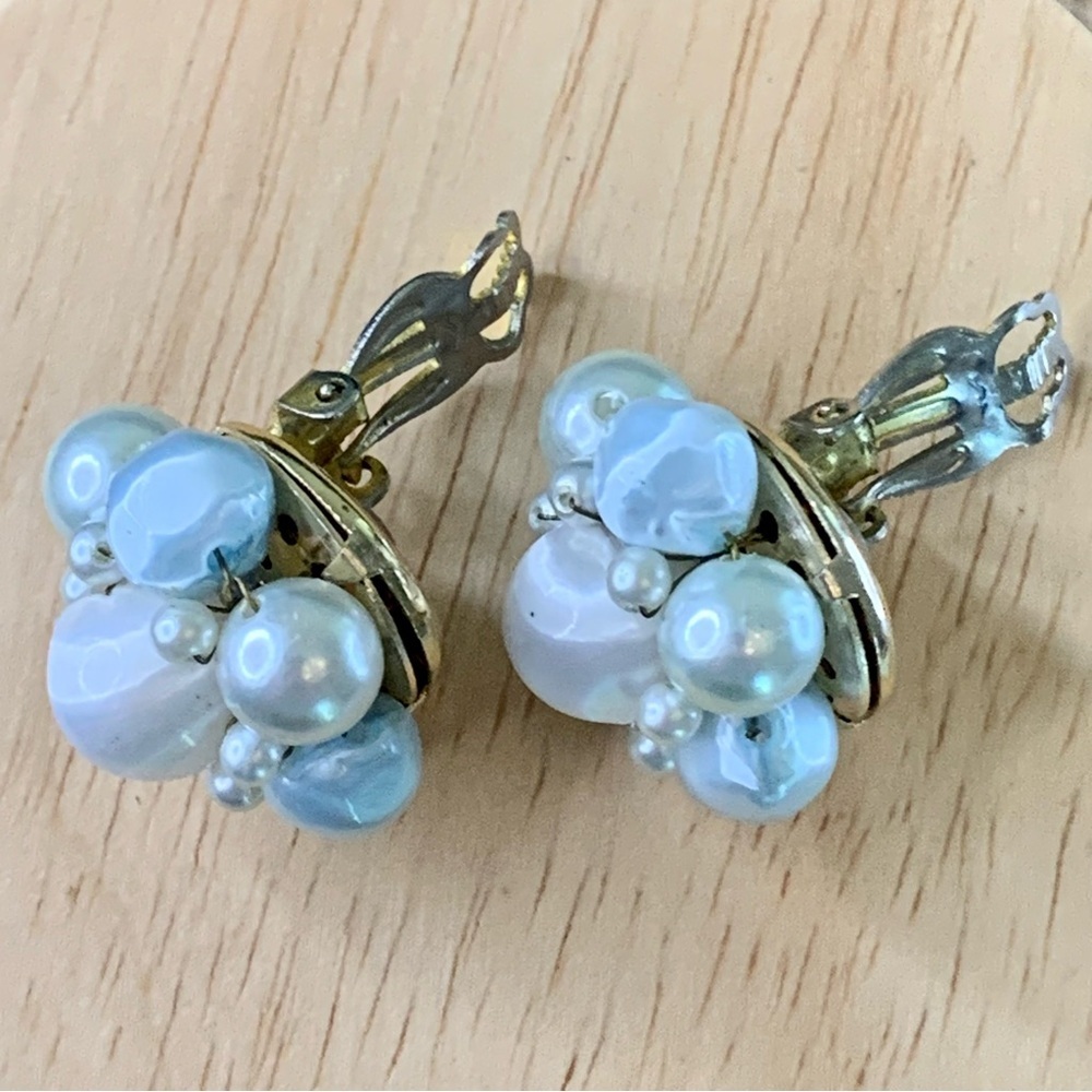 VTG Faux Pearl Cluster Flower Beaded Clip On Earrings Pale Blue & White Japan 1" - Picture 4 of 9